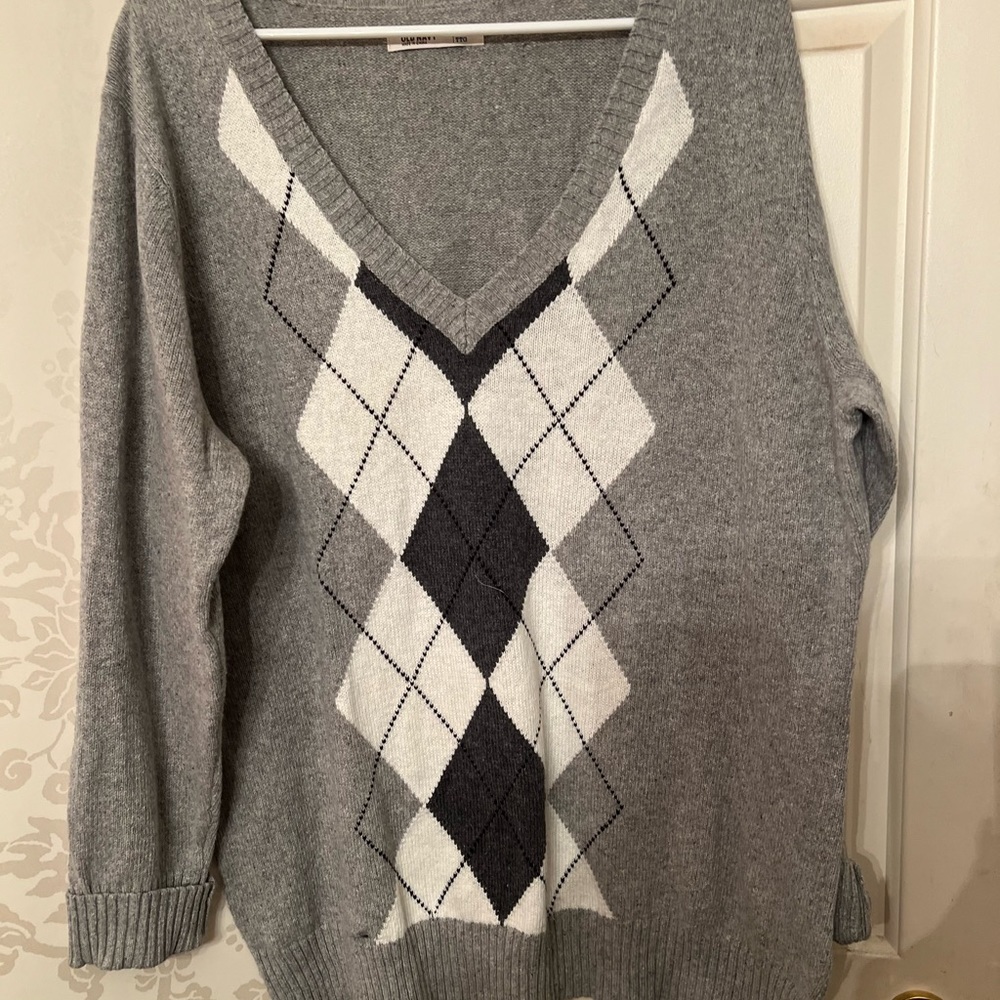 Diamond pattern gray v-neck sweater